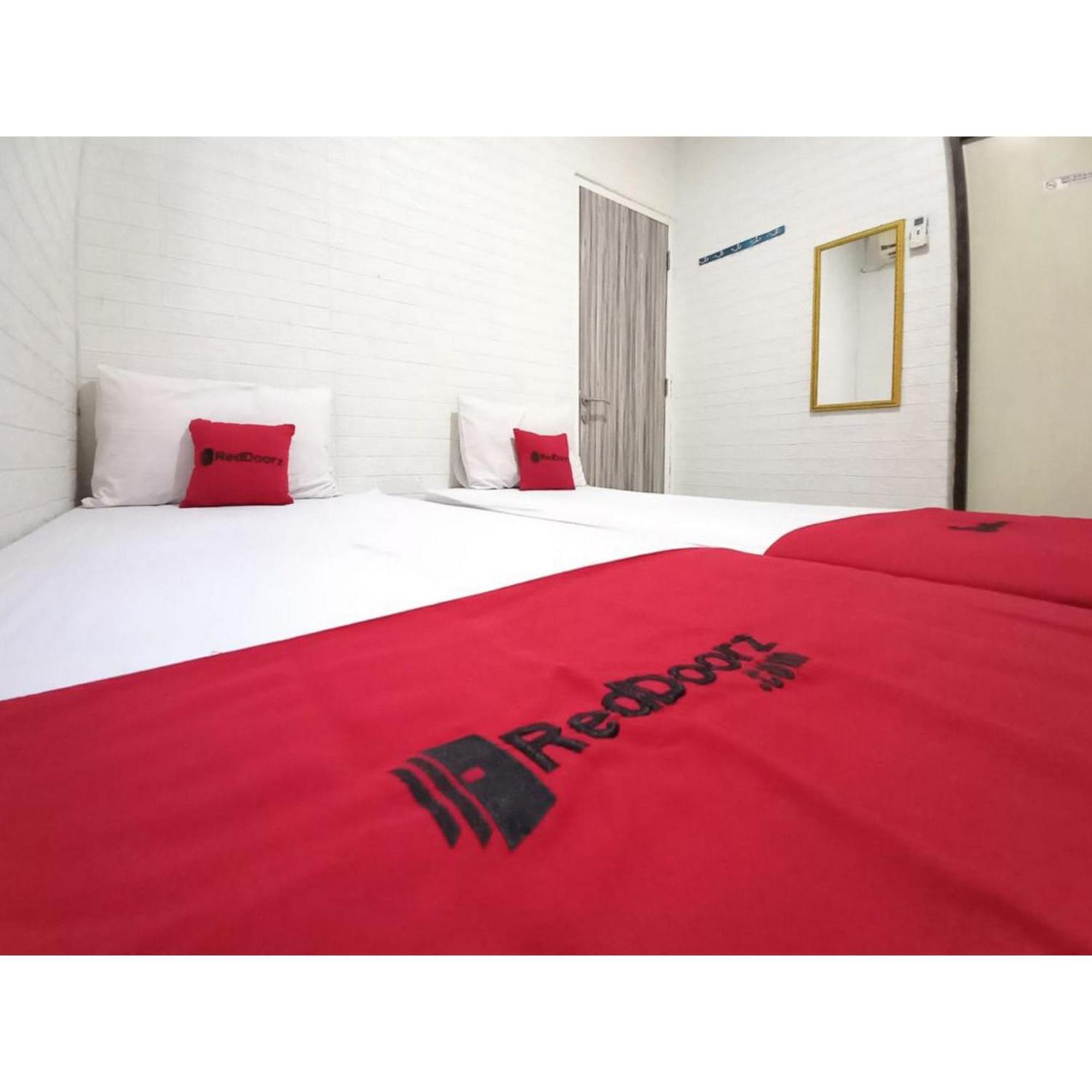 Reddoorz At Luxury Homestay Near Kantor Regional II Bkn Surabaya Сідоарджо Екстер'єр фото