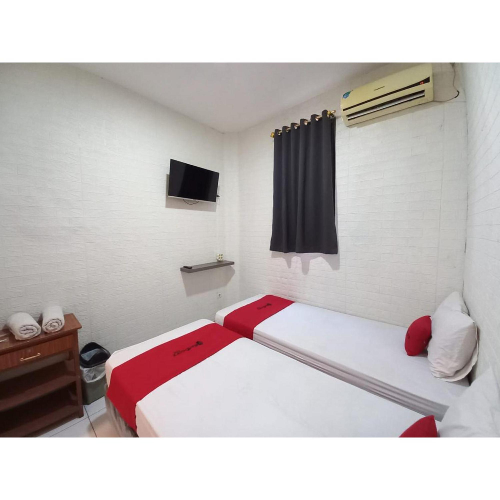 Reddoorz At Luxury Homestay Near Kantor Regional II Bkn Surabaya Сідоарджо Екстер'єр фото