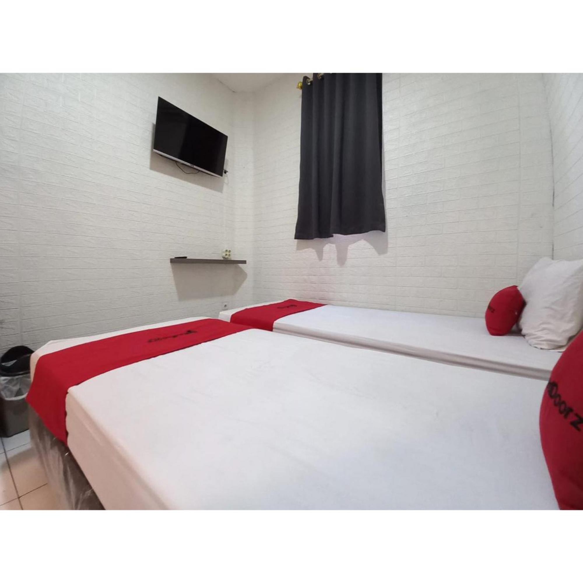 Reddoorz At Luxury Homestay Near Kantor Regional II Bkn Surabaya Сідоарджо Екстер'єр фото