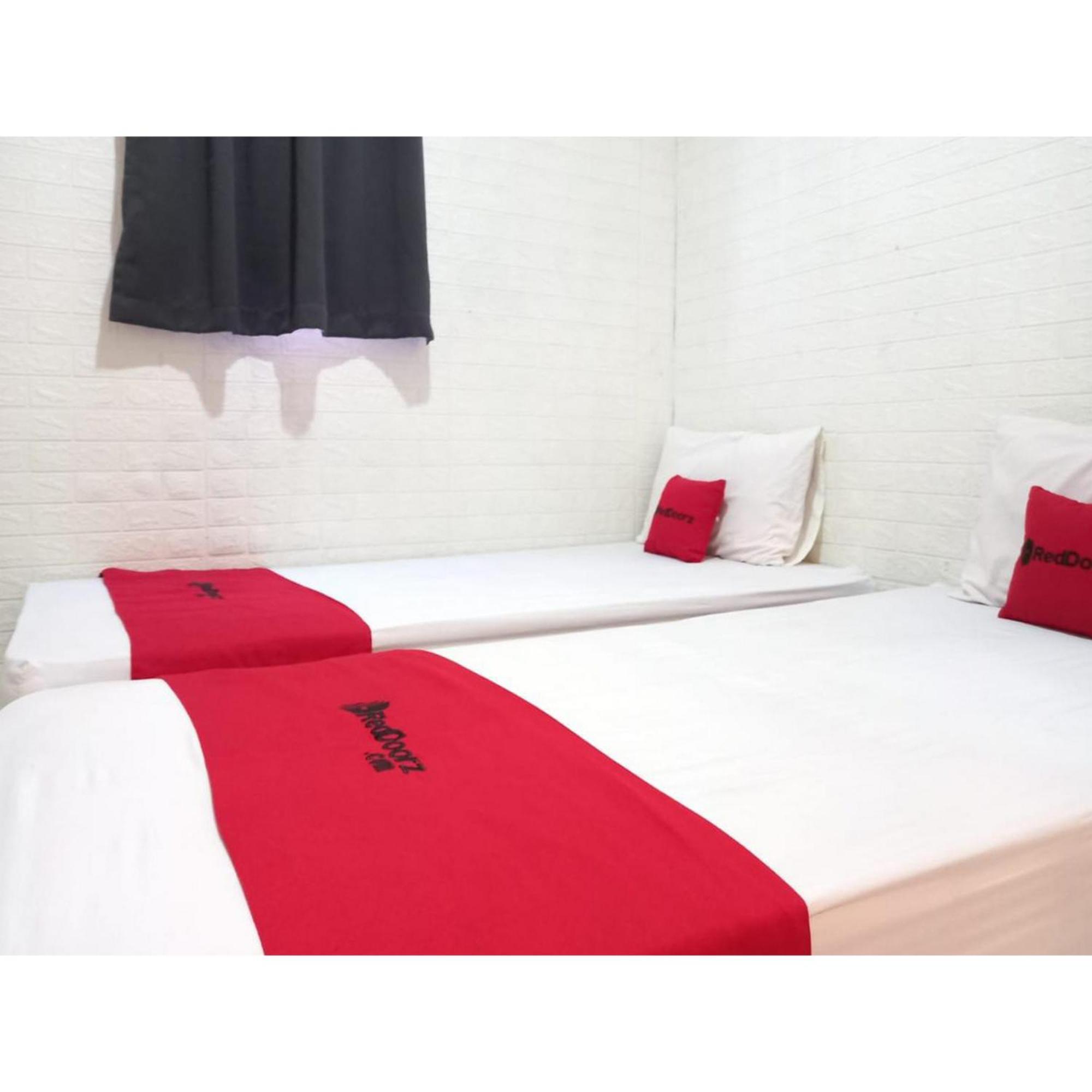 Reddoorz At Luxury Homestay Near Kantor Regional II Bkn Surabaya Сідоарджо Екстер'єр фото