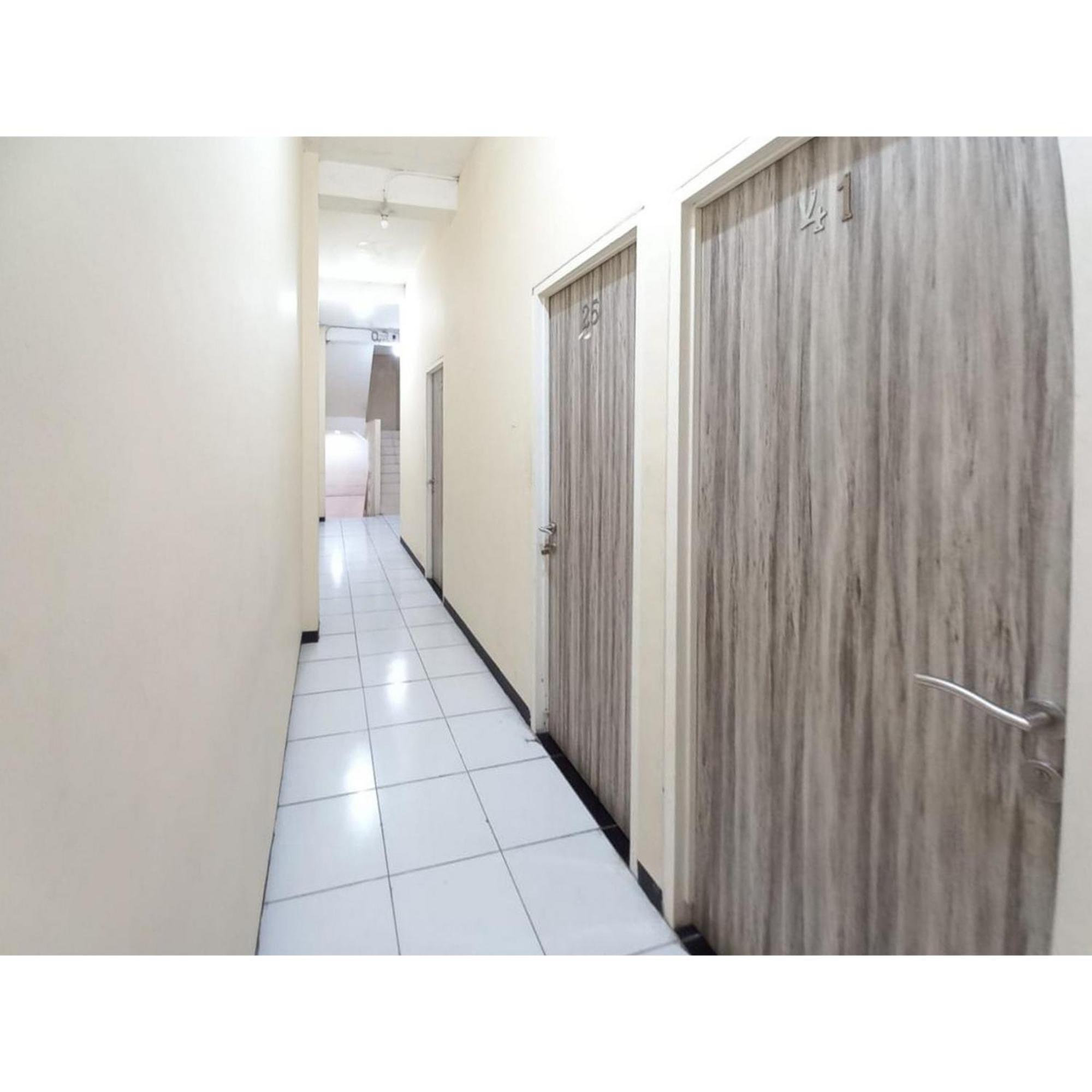 Reddoorz At Luxury Homestay Near Kantor Regional II Bkn Surabaya Сідоарджо Екстер'єр фото